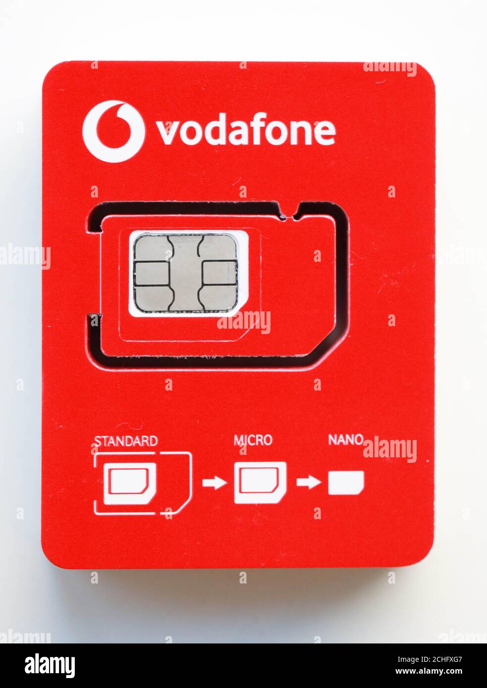 Le nouveau support de carte SIM demi-taille de Vodafone, lancé à partir de Noël 2019, réduit la quantité de plastique nécessaire pour produire leurs cartes SIM.Photo PA.Date de publication vendredi 6 décembre 2019.La marque de télécommunications dévoile sa gamme d'accessoires écologiques « Red Loves Green », qui comprend des boîtiers de téléphone 100 % biodégradables ou recyclables, fabriqués à partir de plastique marin réutilisé, de bancs de recharge et de stations d'accueil fabriqués à partir de matériaux durables et d'emballages sans plastique.Le crédit photo devrait se lire: Matt Alexander/PA fil Banque D'Images