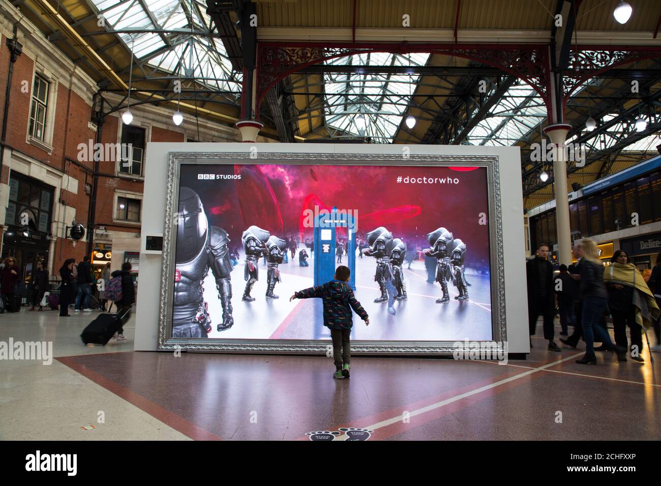 Doctor Who Monsters, le Judoon, affrontez des voyageurs devant un miroir  magique de réalité augmentée à la gare Victoria de Londres Photo Stock -  Alamy