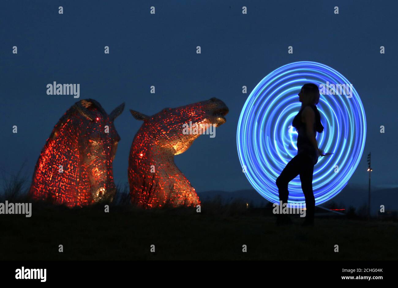 Hooper LED fonctionne à un crépuscule Daiquiri aperçu pour Fire & Light : Visions 2020 tenue à l'Helix, accueil des Kelpies le 1er & 2ème. Feu et lumière : Visions 2020 encourage les visiteurs à embrasser l'aventure d'une nouvelle année avec une promenade à travers le parc en direction de l'hélice de magique Kelpies, interagir avec un incroyable éventail de performances et d'installations le long de la manière. PA Photo. Photo date : mercredi 18 décembre, 2019. Une fois que les visiteurs atteignent le Kelpies, elles peuvent arrêter et profitez de la chaleur qui sera chorégraphié à la puissante performance live des tambours taiko. Lorsque les tambours sto Banque D'Images