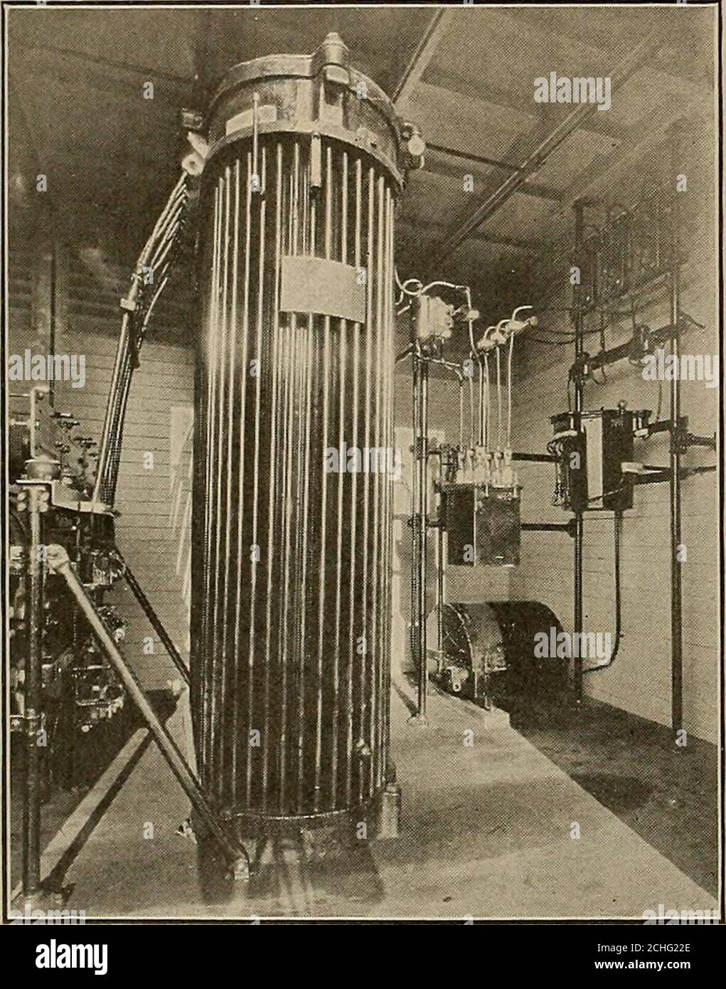. Journal de l'électricité . la valeur à laquelle sont définis les relais de la sous-station automatique qui régissent le démarrage. Le relais 1 est un contact qui crée un voltm-mètre qui peut être réglé pour toute tension de chariot souhaitée, dans ce cas-là 500 volts. En liaison avec le relais de surcharge .37, qui permet d’arrêter la station, ces deux relais sont la commande principale de démarrage et d’arrêt de la station. Le relais un se ferme instantanément lorsque la tension chute à 500 volts, court-circuitant la bobine du relais 2 qui est un relais d'ouverture de circuit à limite de temps dont la fonction est de fournir un délai en STA Banque D'Images