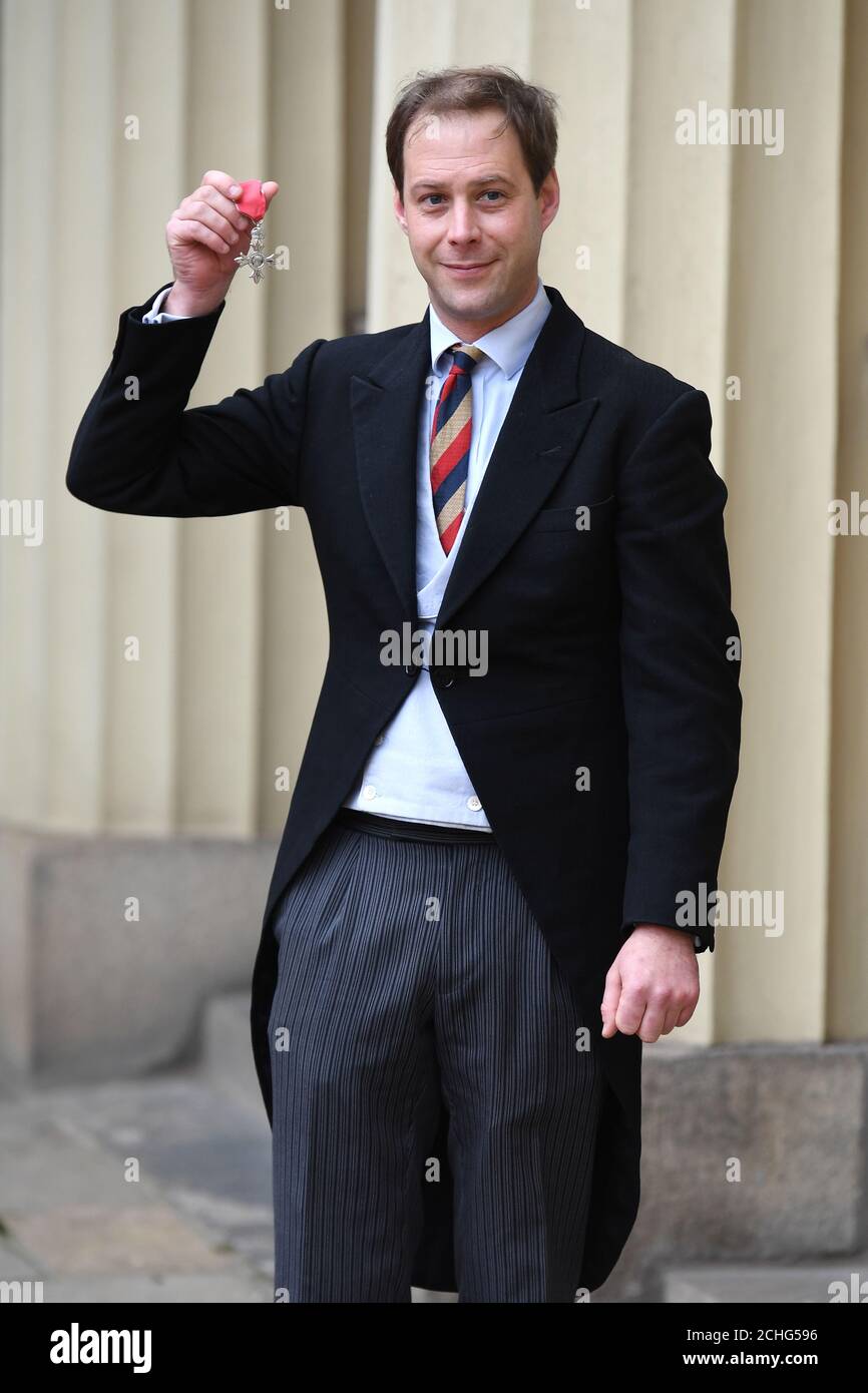 Jockey Guy Disney avec son MBE après une cérémonie d'investiture à Buckingham Palace, Londres. Banque D'Images