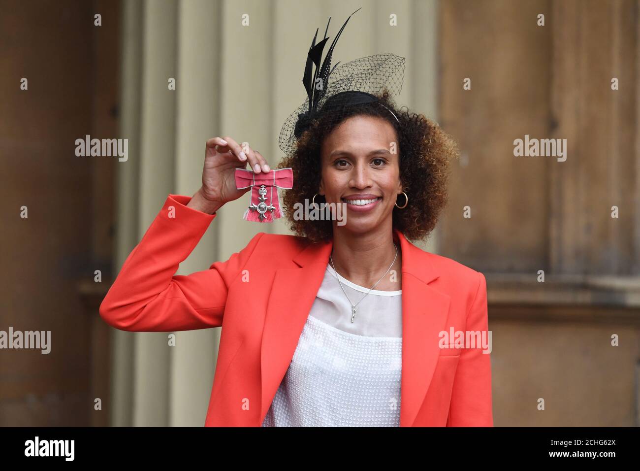 Selena Guthrie avec sa MBE à la suite d'une cérémonie d'investiture à Buckingham Palace, Londres. Banque D'Images