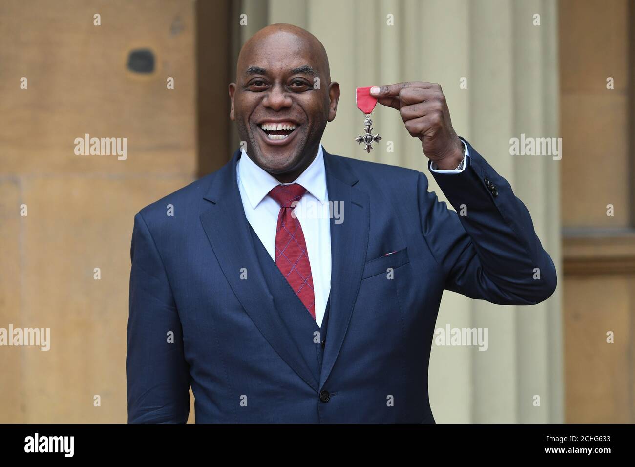 Ainsley Harriott avec sa MBE à la suite d'une cérémonie d'investiture à Buckingham Palace, Londres. Banque D'Images