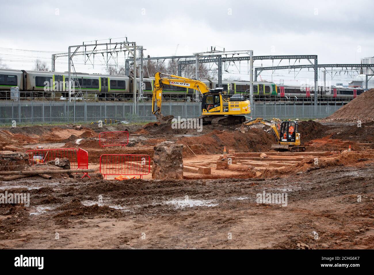 Les archéologues travaillent sur le site d'une maison ronde du XIXe siècle qui a été mise au point pendant les travaux d'excavation du deuxième étage sur le site de l'ancienne gare ferroviaire de Birmingham Curzon Street, qui a ouvert ses portes en 1838. Le creusement de tranchées sur le chantier a révélé les restes de la maison ronde de la station, y compris la preuve de la plaque tournante centrale, le mur extérieur et les puits d'inspection radiaux. Banque D'Images