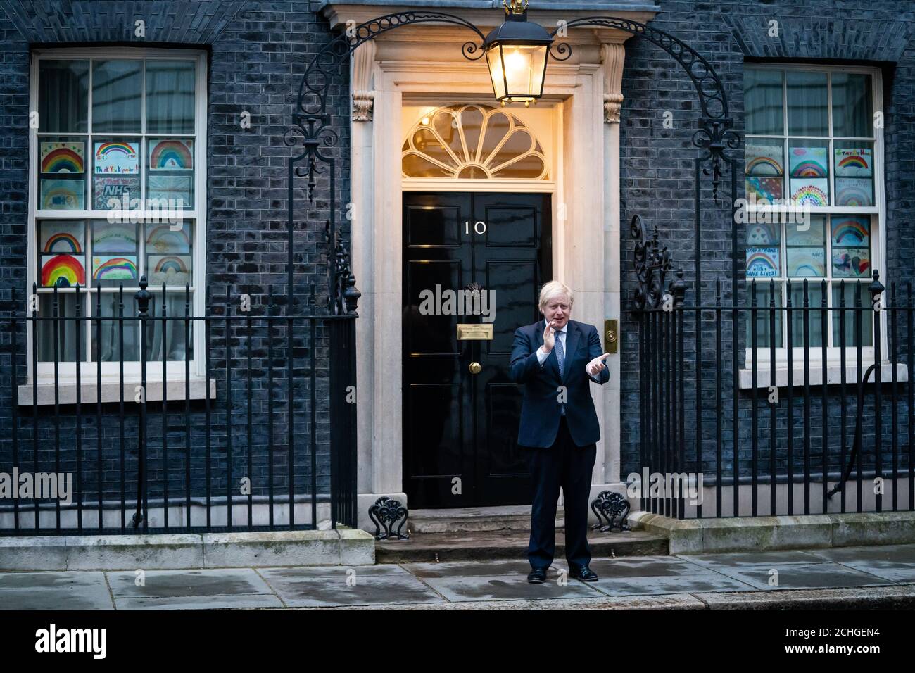 Le Premier ministre Boris Johnson se tient à l'extérieur du 10 Downing Street à Londres, alors qu'il se joint aux applaudissements pour saluer les héros locaux du Clap national de jeudi pour que les soignants reconnaissent et soutiennent les travailleurs et les soignants du NHS qui luttent contre la pandémie de coronavirus. Banque D'Images