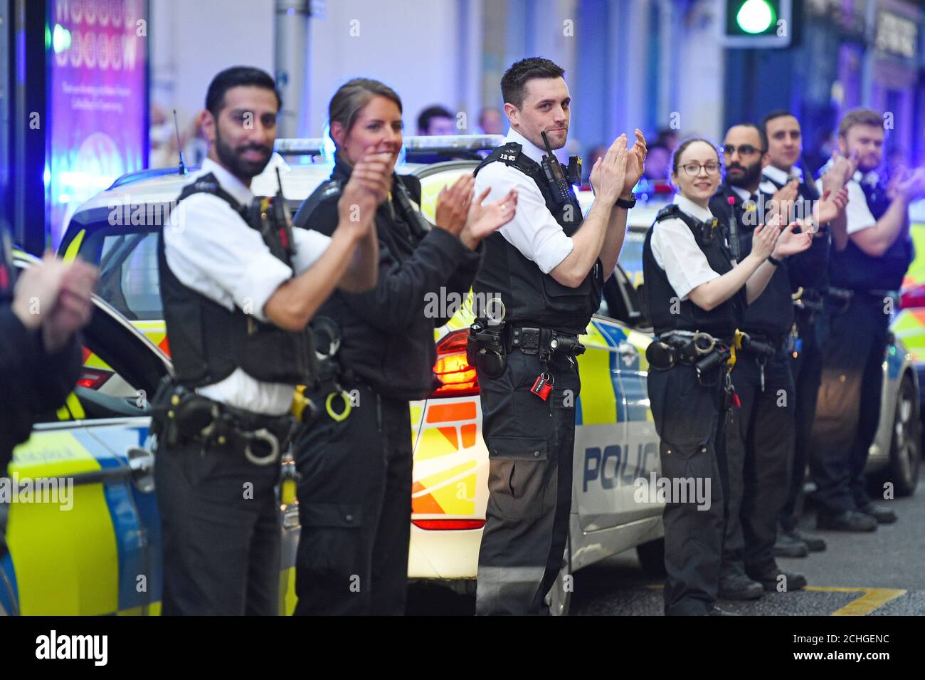 Des policiers à l'extérieur de l'hôpital Chelsea et Westminster de Londres se joignent aux applaudissements pour saluer les héros locaux lors du Clap national de jeudi pour que les soignants reconnaissent et soutiennent les travailleurs du NHS et les soignants qui luttent contre la pandémie du coronavirus. Banque D'Images