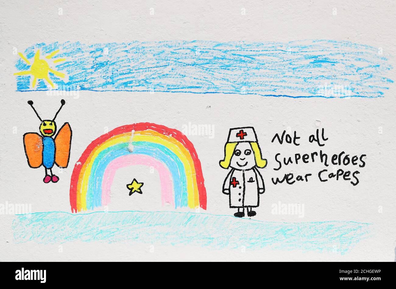 Une partie de l'œuvre d'art locale pour enfants, qui présente la toute dernière murale sur le thème du coronavirus de l'artiste irlandais Emmalene Blake, créée avec l'aide d'enfants locaux à Kingswood, Dublin, qui rend hommage aux travailleurs de première ligne. Banque D'Images