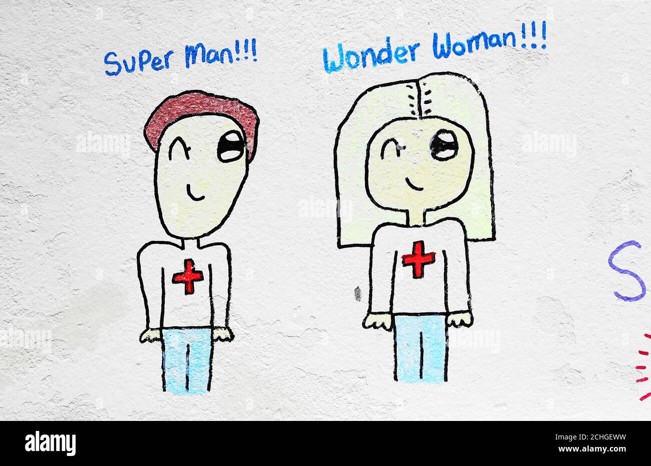 Une partie de l'œuvre d'art locale pour enfants, qui présente la toute dernière murale sur le thème du coronavirus de l'artiste irlandais Emmalene Blake, créée avec l'aide d'enfants locaux à Kingswood, Dublin, qui rend hommage aux travailleurs de première ligne. Banque D'Images