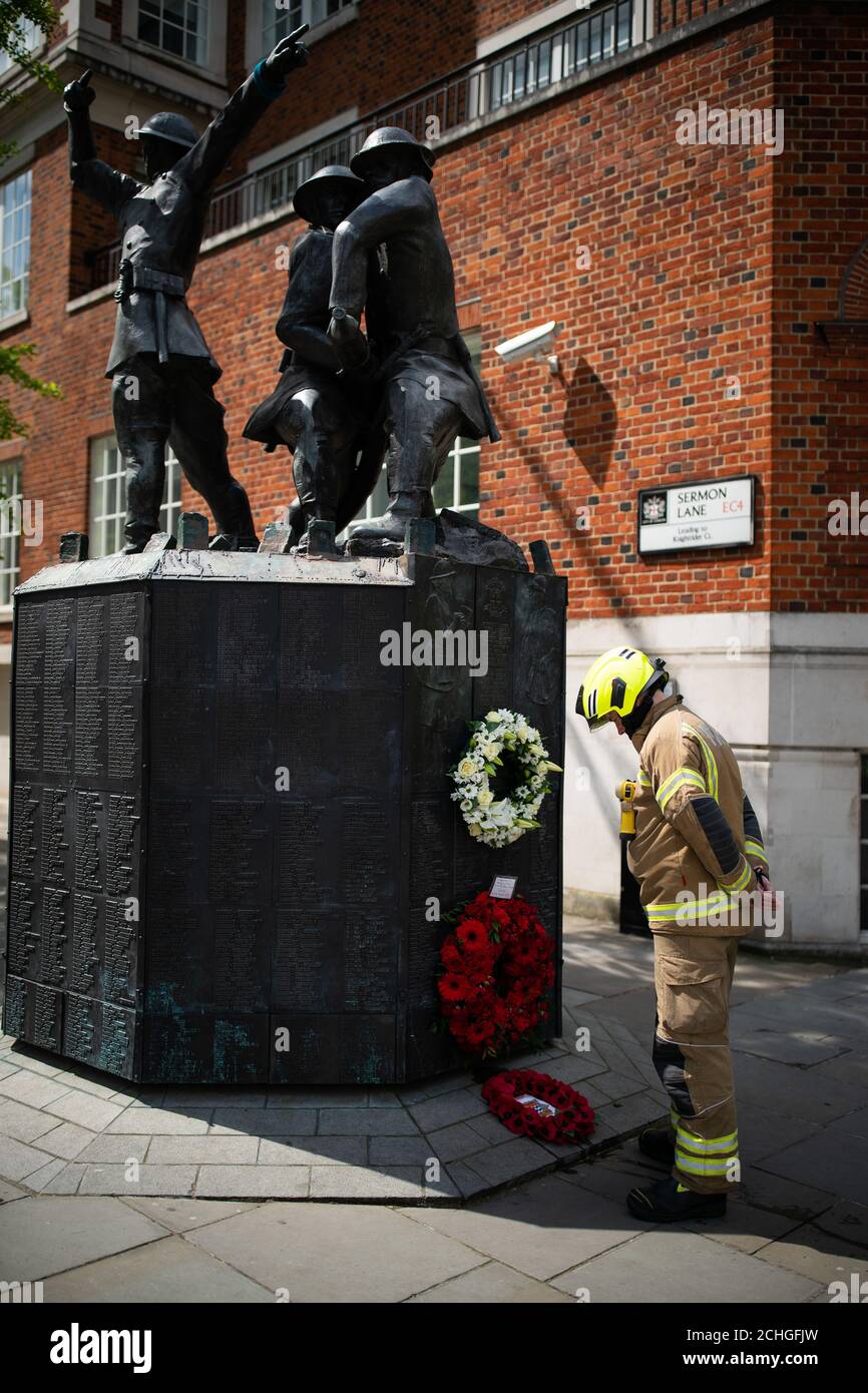 Le sous-officier Dan O'Brien rend hommage au National Firefighterss' Memorial de St Pauls, à Londres, à la mémoire des pompiers qui ont perdu la vie dans la ligne de service. Banque D'Images