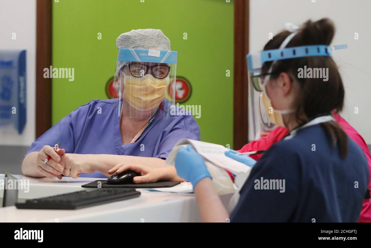 Personnel médical du service des urgences respiratoires de l'hôpital régional de Craigavon à Co Armagh, Irlande du Nord. Banque D'Images