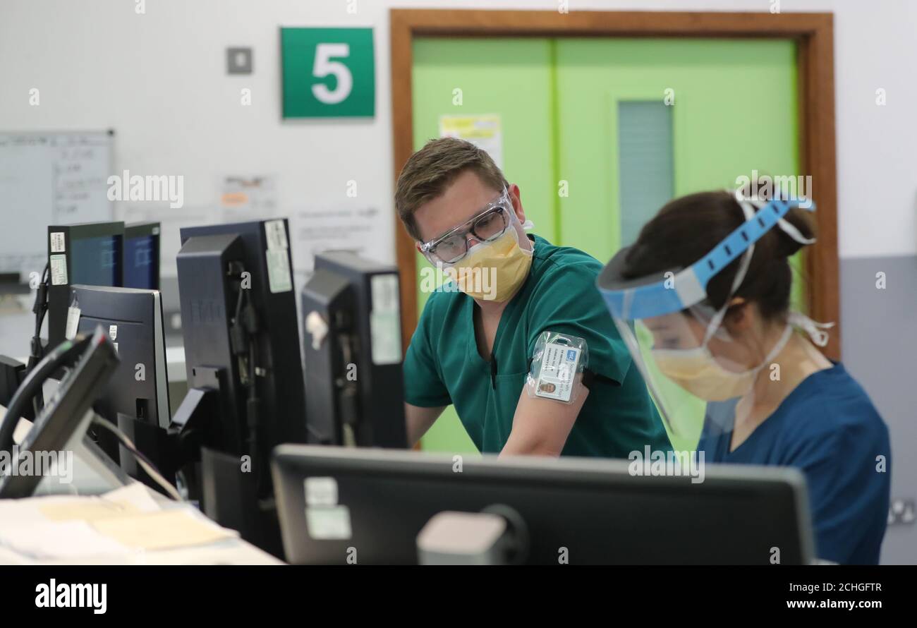 Personnel médical du service des urgences respiratoires de l'hôpital régional de Craigavon à Co Armagh, Irlande du Nord. Banque D'Images