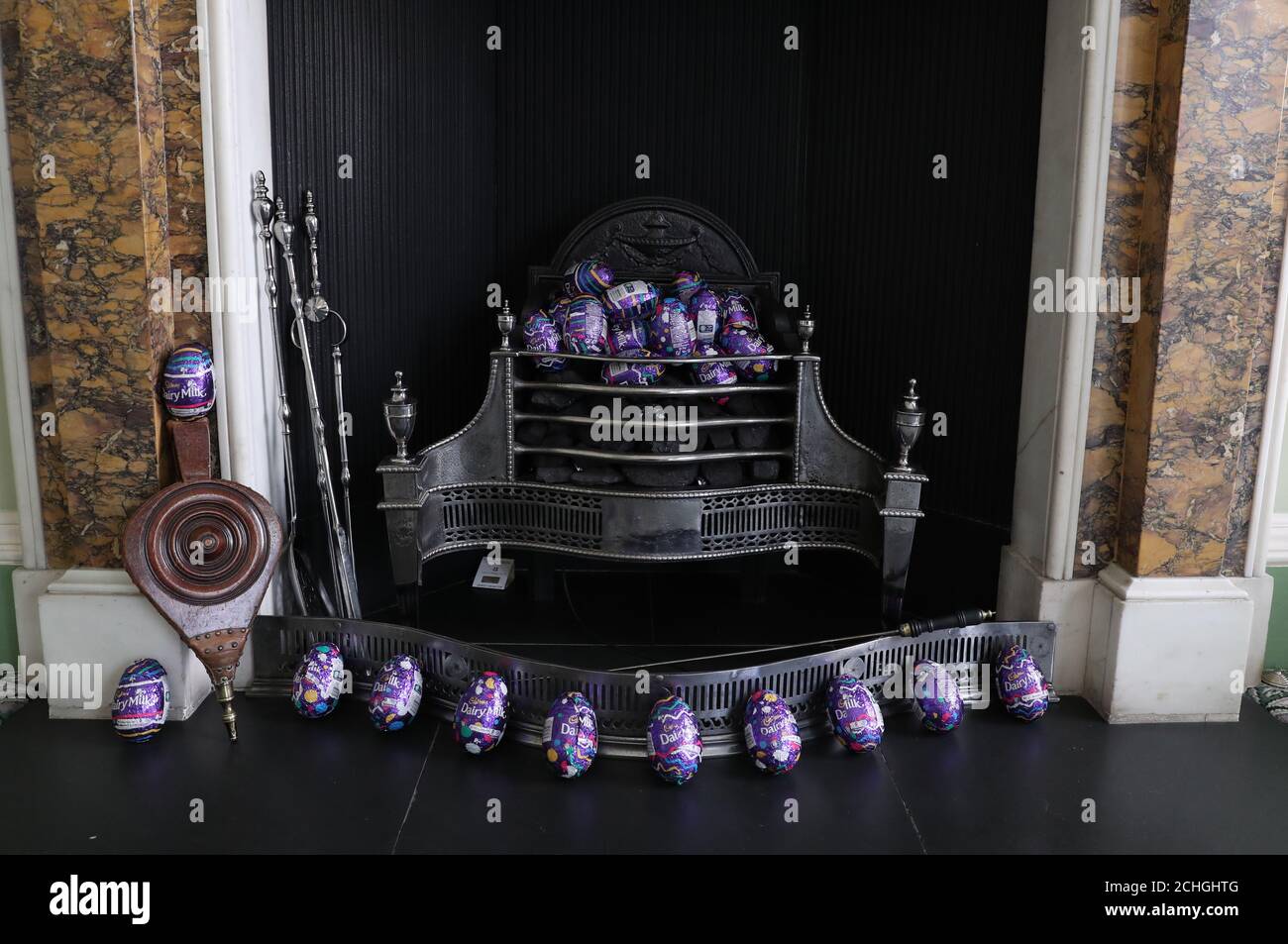 Les œufs de Pâques sont placés sur le feu dans la salle de dessin de la maison géorgienne du National Trust for Scotland à Édimbourg, Comme la Fiducie tente de trouver des maisons pour plus de 15,000 œufs de chocolat qui sont laissés plus de la chasse aux œufs de Pâques qui ont été annulés dans leurs propriétés autour du Royaume-Uni en raison du blocage du coronavirus. Banque D'Images