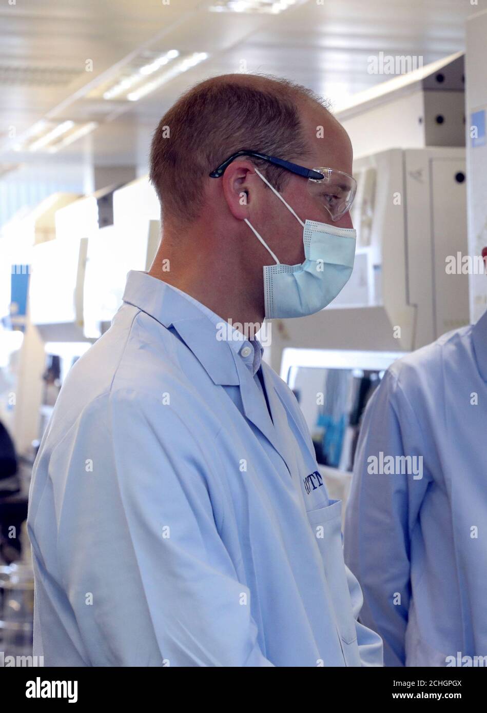 Le duc de Cambridge porte un masque lors d'une visite au laboratoire de fabrication où un vaccin contre le COVID-19 a été produit dans les installations du groupe Oxford Vaccine à l'hôpital Churchill d'Oxford. Banque D'Images