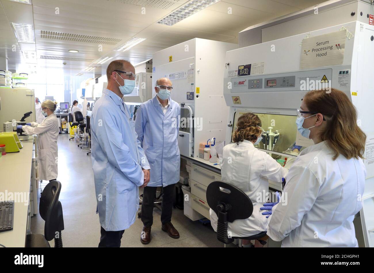 Le duc de Cambridge porte un masque lorsqu'il rencontre des scientifiques, dont Christina Dold (à droite), lors d'une visite au laboratoire de fabrication où un vaccin contre le COVID-19 a été produit dans les installations du groupe Oxford Vaccine Group à l'hôpital Churchill d'Oxford. Banque D'Images