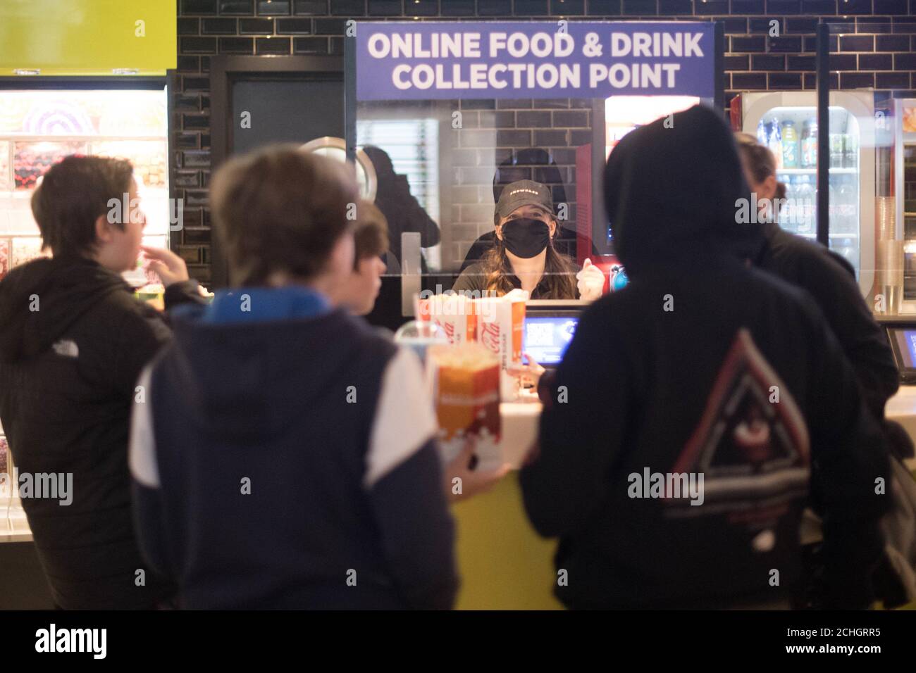 Le personnel du Showcase Cinema, Bluewater, Kent, accueille ses premiers clients lors de sa réouverture suite à l'assouplissement des restrictions de verrouillage des coronavirus dans toute l'Angleterre. Photo PA. Date de la photo: Samedi 4 juillet 2020. L'assouplissement des restrictions, qui ont été imposées le 23 mars, permet aux entreprises, y compris les pubs restaurants et les salons de coiffure, de rouvrir au public avec des mesures en place pour prévenir la propagation du coronavirus. Voir PA Story SANTÉ coronavirus. Le crédit photo devrait se lire comme suit : Stefan Rousseau/PA Wire Banque D'Images