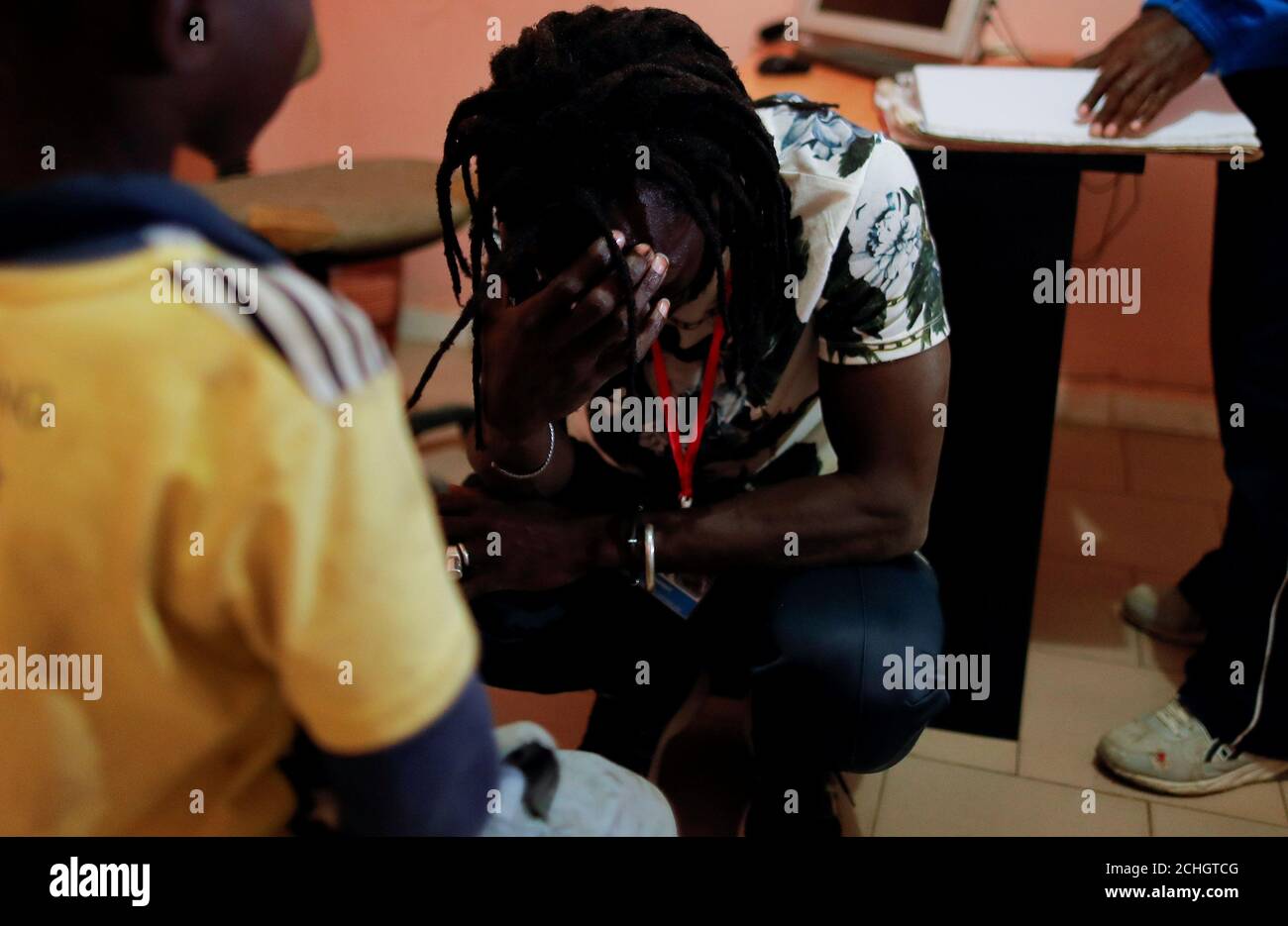 L Aiss Kouyate Le Fondateur De La Maison De La Gare Une Organisation Qui Aide Les Etudiants Du Coran Appeles Talibes A Se Reintegrer Dans La Societe Pleure En Parlant A Un Garcon