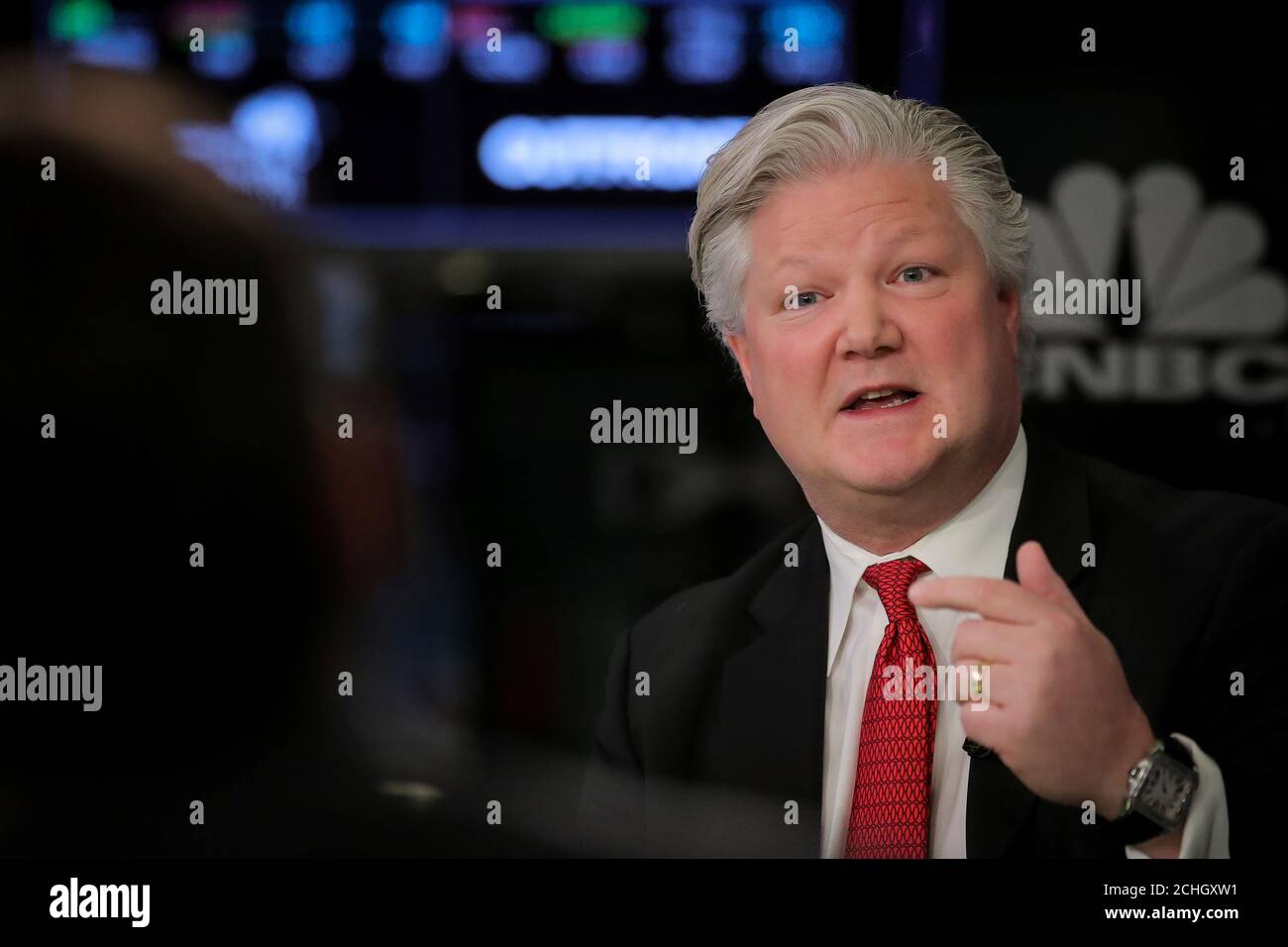 David Endicott, PDG d'Alcon, Inc., parle lors d'une interview avec CNBC à  la Bourse de New York (NYSE) à New York, États-Unis, le 9 avril 2019.  REUTERS/Brendan McDermid Photo Stock - Alamy