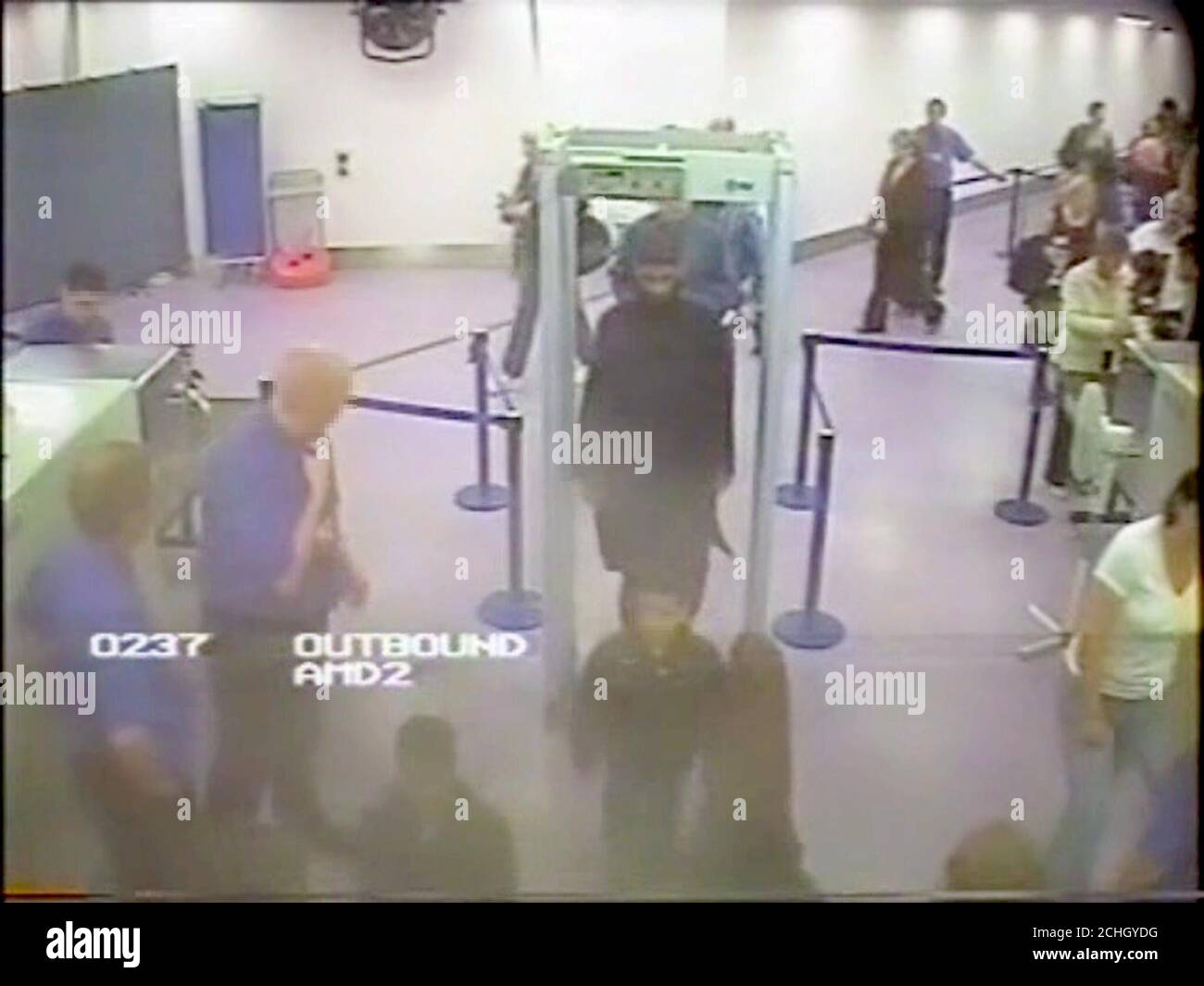 La police des West Midlands, non datée, a fait de la vidéosurveillance dans un aéroport de Parviz Khan, 37 ans, à travers le scanner après l'enregistrement sur un vol vers le Pakistan. Banque D'Images