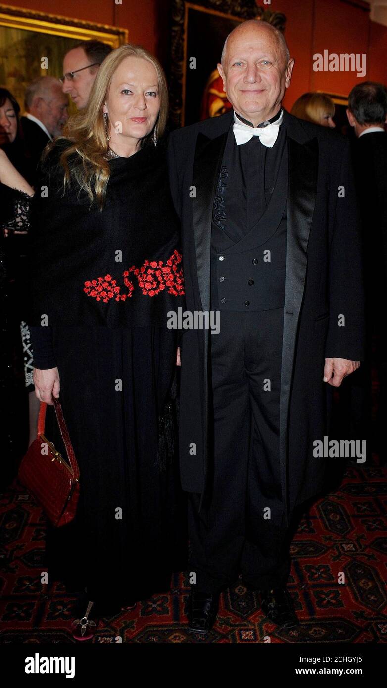 Le dramaturge et acteur Steven Berkoff et la femme Clara Fischer au Morgan Stanley Great Britons Awards 2007 au Guildhall, Londres. Banque D'Images