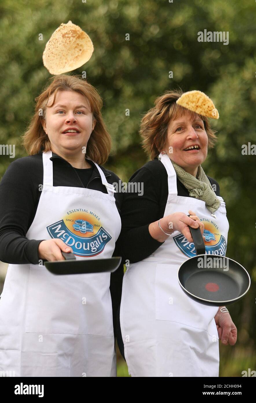 Helen Woods (à gauche) et Maureen Porteous, consultants en alimentation, démontrent leurs compétences en matière de pancake à Soho Square, à Londres, devant Shrove mardi, le 5 février. Banque D'Images