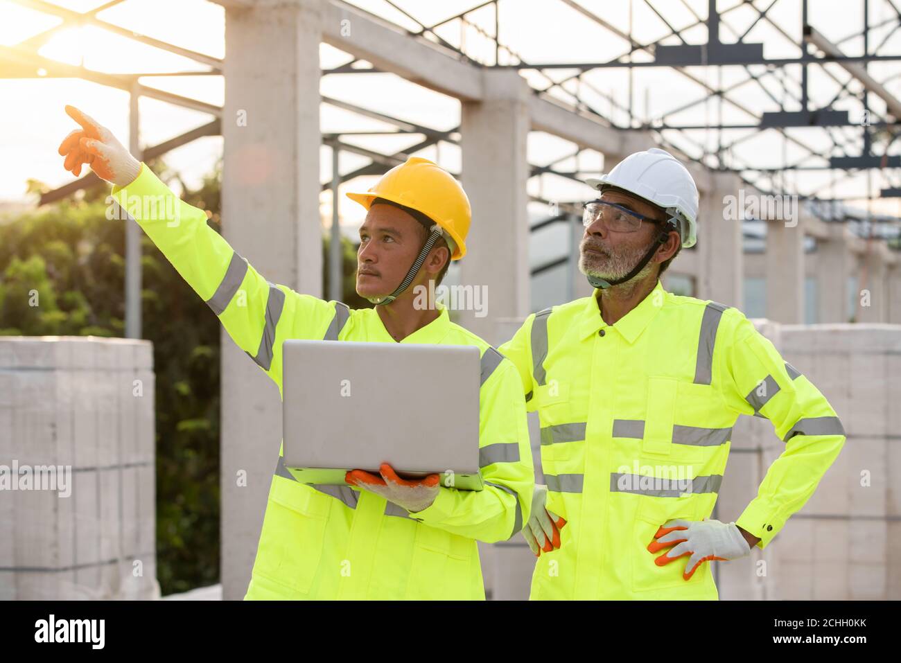 L'ingénierie et le superviseur travaillent ensemble sur le chantier de construction Banque D'Images