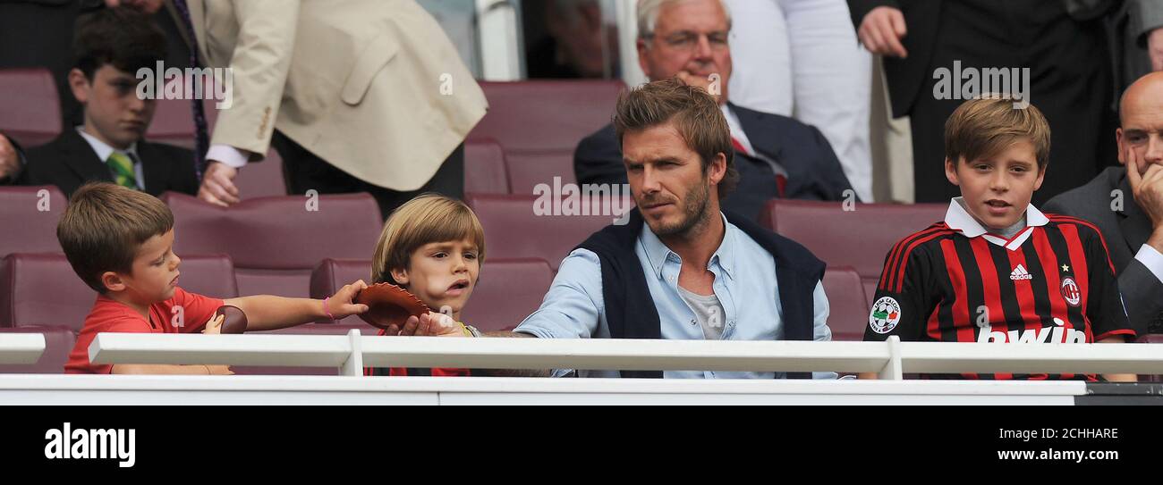 David Beckham et ses fils Brooklyn, Romeo et Cruz. Tournoi pré-saison de la coupe Emirates, Londres. 31/7/2010 IMAGE : MARK PAIN / ALAMY Banque D'Images