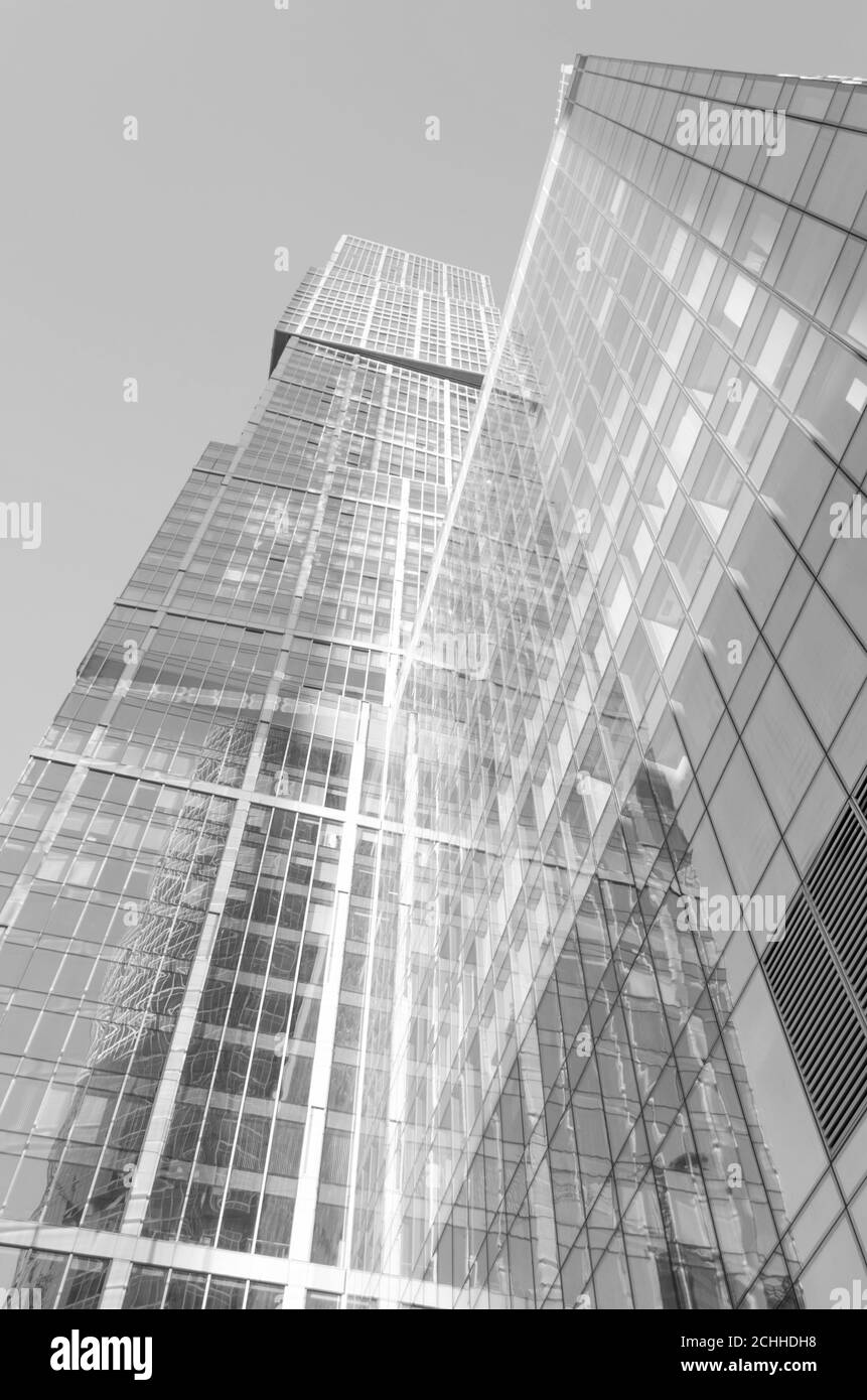 Perspective vue grand angle sur la surface en verre bleu clair en acier, gratte-ciel de bâtiment Banque D'Images