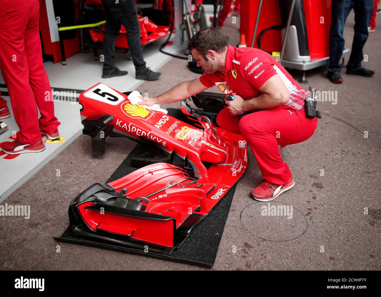 Motoring - Formule 1 F1 - Monaco Grand Prix - circuit de Monaco, Monte  Carlo, Monaco - 24 mai 2018 le personnel de Ferrari effectue des travaux d' entretien sur une pièce de