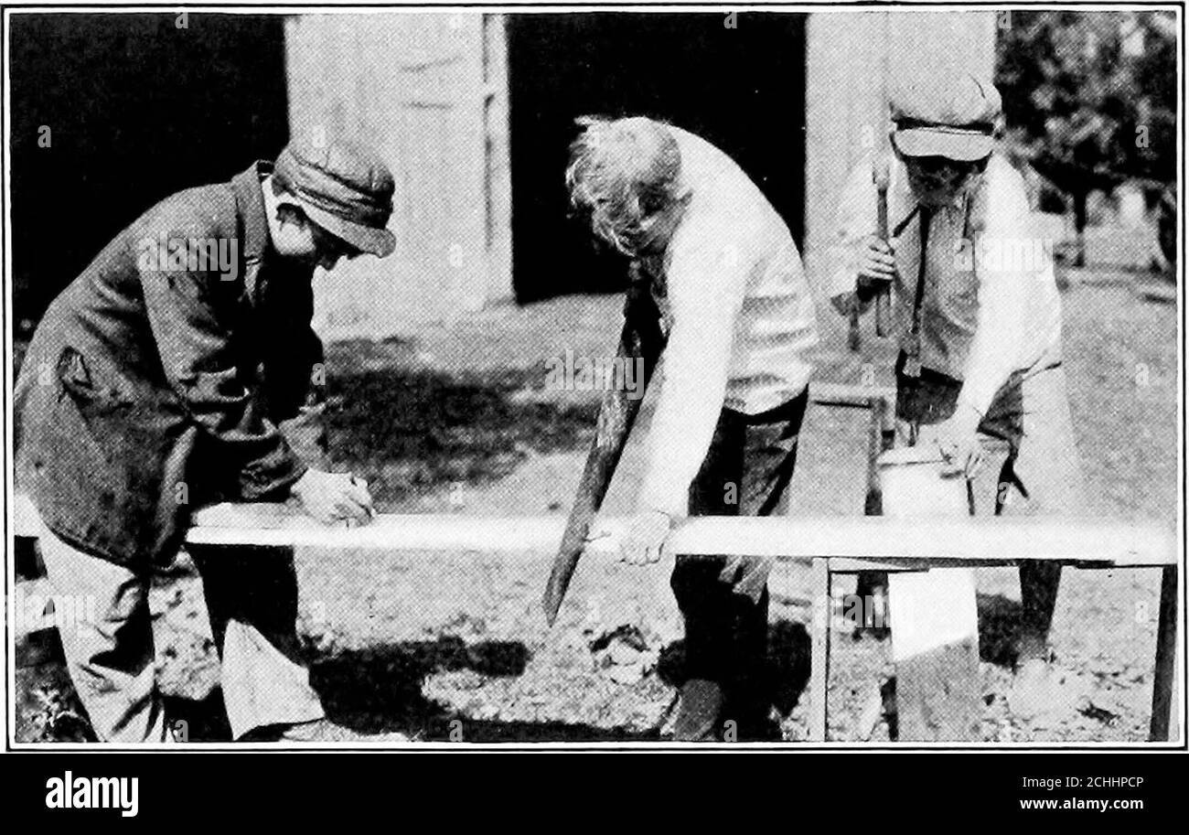 . Les civiques communautaires . en d'un pays doit être planifié afin de gagner du temps et de travail, vous aimez le dire à ce sujet. Chaque paysgarçon et fille a un thème d'animal de compagnie ou un passe-temps, aboutlequel il peut écrire et parler intéressant. Le genre d'école de theright conduit à une sous-position plus intelligente du pays et de ses problèmes. Les problèmes arithmétiques peuvent traiter d'autres questions d'intérêt agricole. Les jeunes filles de la campagne devraient apprendre à résoudre le genre de prob-lems qui se présentent chez elles. Ils devraient savoir howto dire le nombre de boisseaux de maïs dans un berceau, ou de l'avoine de petit-lait dans un bac; comment figur Banque D'Images