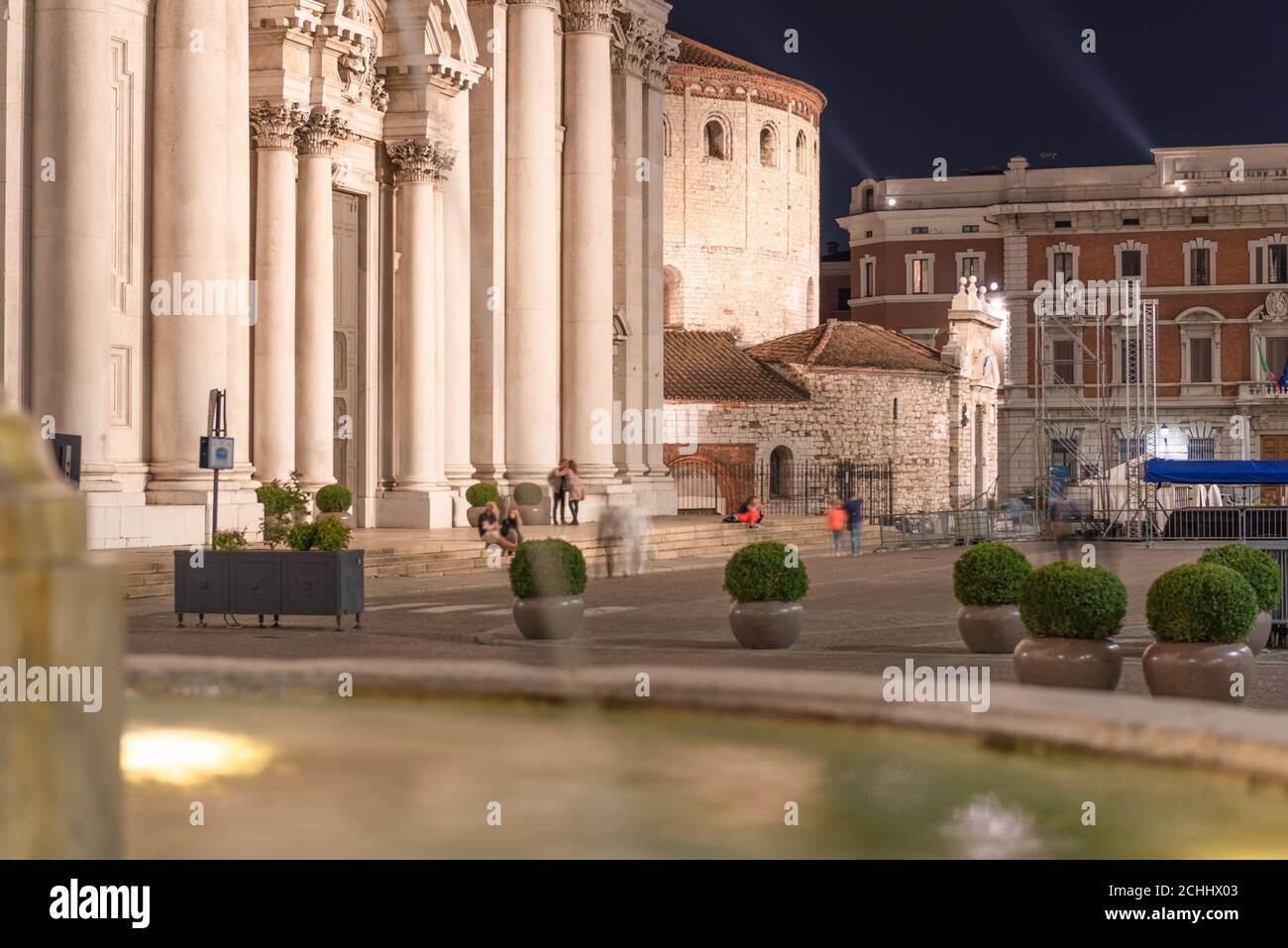 Zoom temporisé. Vue de nuit, de la Piazza del Duomo Nuovo avec mouvement de la ville, église catholique romaine et tour du Palazzo del Broletto, historique Banque D'Images