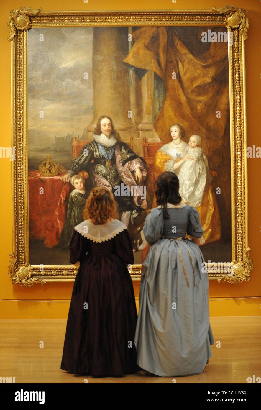 Les filles en costume d'époque du XVIIe siècle regardent un tableau d'Anthony van Dyck montrant Charles I, Henrietta Maria et leurs deux enfants au Tate Britain, Londres. Banque D'Images