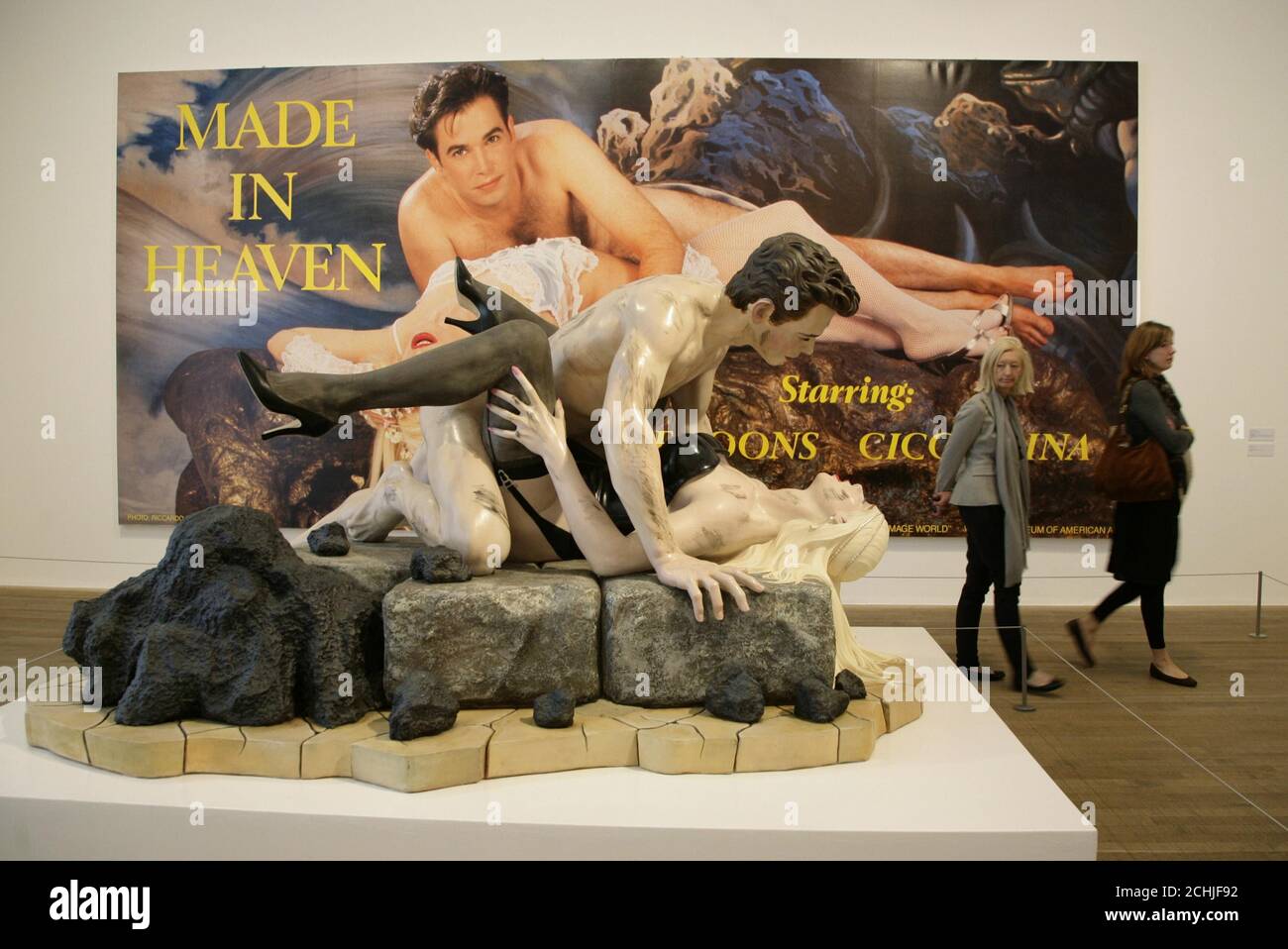 Les visiteurs regardent 'Made in Heaven' (1989) et 'Dirty - Jeff on Top' (1991), par l'artiste Jeff Koons, lors d'un aperçu de presse de l'exposition Pop Life: L'art dans un monde matériel, à Tate Modern à Londres. Banque D'Images