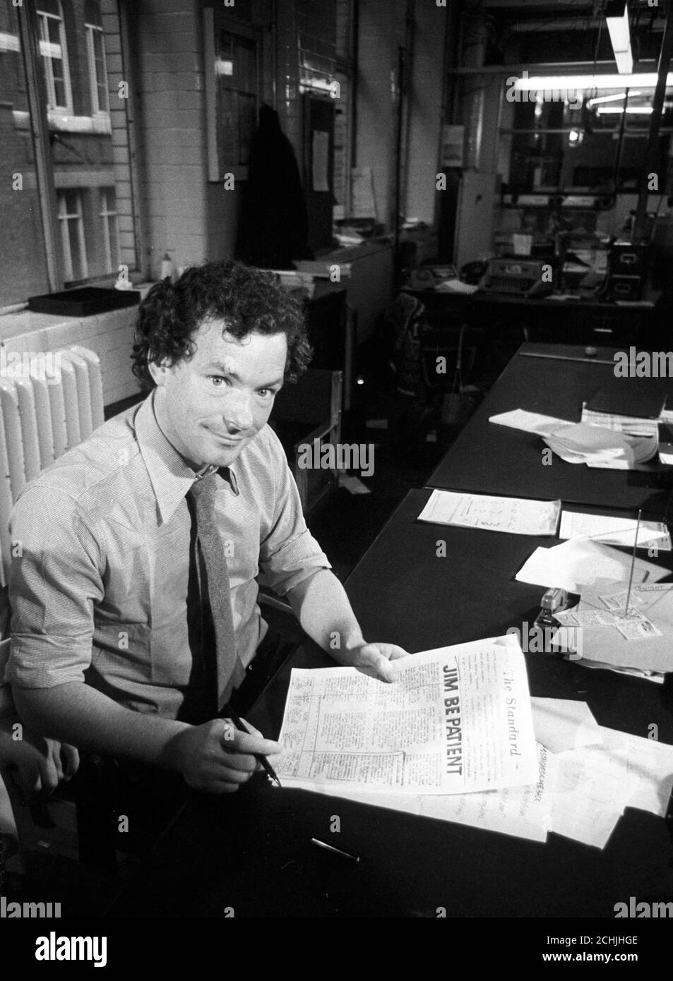 Simon Jenkins, rédacteur en chef du Evening Standard, avec une copie de l'édition d'urgence, des pages dupliquées agrafées ensemble, produites alors que le papier normal n'était pas imprimé à cause d'un différend industriel. Banque D'Images
