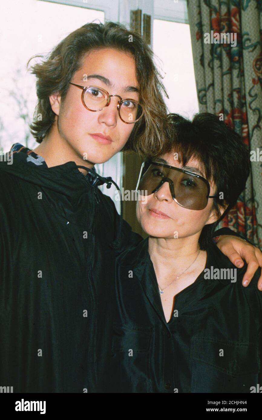 Yoko Ono et son fils Sean, 14 ans, à Londres, où elle a annoncé des plans pour une célébration musicale de la vie de John Lennon, une décennie après qu'il a été abattu par un maniaque à New York. Sean, pour qui Lennon a écrit 'Beautiful Boy', n'avait que 4 ans quand Lennon a été tourné en 1980. Banque D'Images