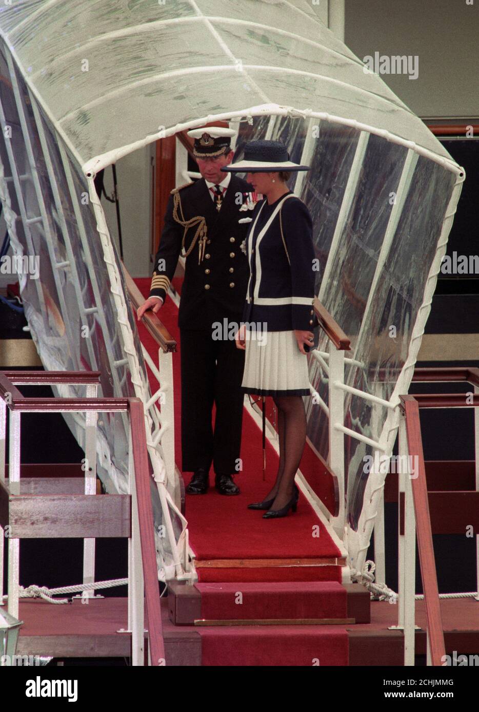 Le prince et la princesse de Galles quittent le yacht royal Britannia pour se rendre à la cathédrale de Liverpool où ils ont assisté à un service en commémoration du 50e anniversaire de la bataille de l'Atlantique. Banque D'Images