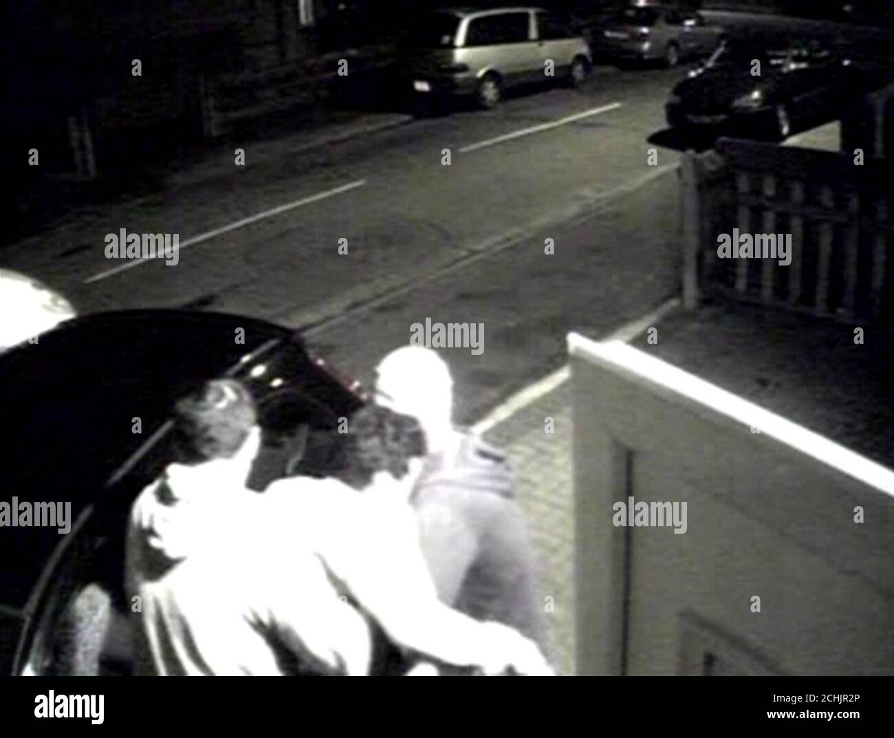 Vidéo non datée de capture vidéo de vidéo de CCTV émis par la police métropolitaine des neveux de Lakhvinder Cheema, Gurinder (à gauche) et Surinder Singh, aidant M. Cheema dans une voiture sur leur chemin à l'hôpital avant qu'une ambulance arrive. Cela a été montré au jury du Old Bailey, Londres, lors du procès de Lakhvir Singh, 45 ans, de Southall, dans l'ouest de Londres, qui a été reconnu coupable d'empoisonnement à son ancien amant et à son nouveau fiancé. Banque D'Images