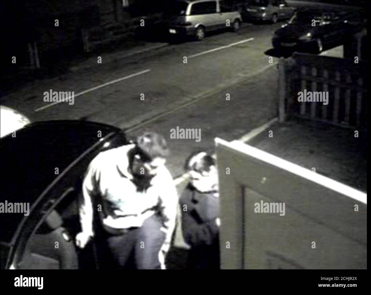 Une image vidéo non datée de la caméra vidéo de vidéosurveillance émise par la police métropolitaine de la sœur de Lakhvinder Cheema, Narinder Singh et son fils Gurinder (à gauche), aidant M. Cheema à se rendre à l'hôpital en voiture avant l'arrivée d'une ambulance. Cela a été montré au jury du Old Bailey, Londres, lors du procès de Lakhvir Singh, 45 ans, de Southall, dans l'ouest de Londres, qui a été reconnu coupable d'empoisonnement à son ancien amant et à son nouveau fiancé. Banque D'Images