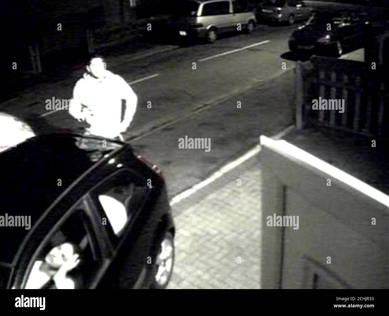 MEILLEURE QUALITÉ DISPONIBLE image non datée de capture vidéo de vidéo de CCTV émis par la police métropolitaine du neveu de Lakhvinder Cheema, Gurinder Singh après avoir aidé Gurjeet Choongh (en bas à gauche), dans une voiture sur leur chemin à l'hôpital avant qu'une ambulance arrive. Cela a été montré au jury du Old Bailey, Londres, lors du procès de Lakhvir Singh, 45 ans, de Southall, dans l'ouest de Londres, qui a été reconnu coupable d'empoisonnement à son ancien amant et à son nouveau fiancé. Banque D'Images