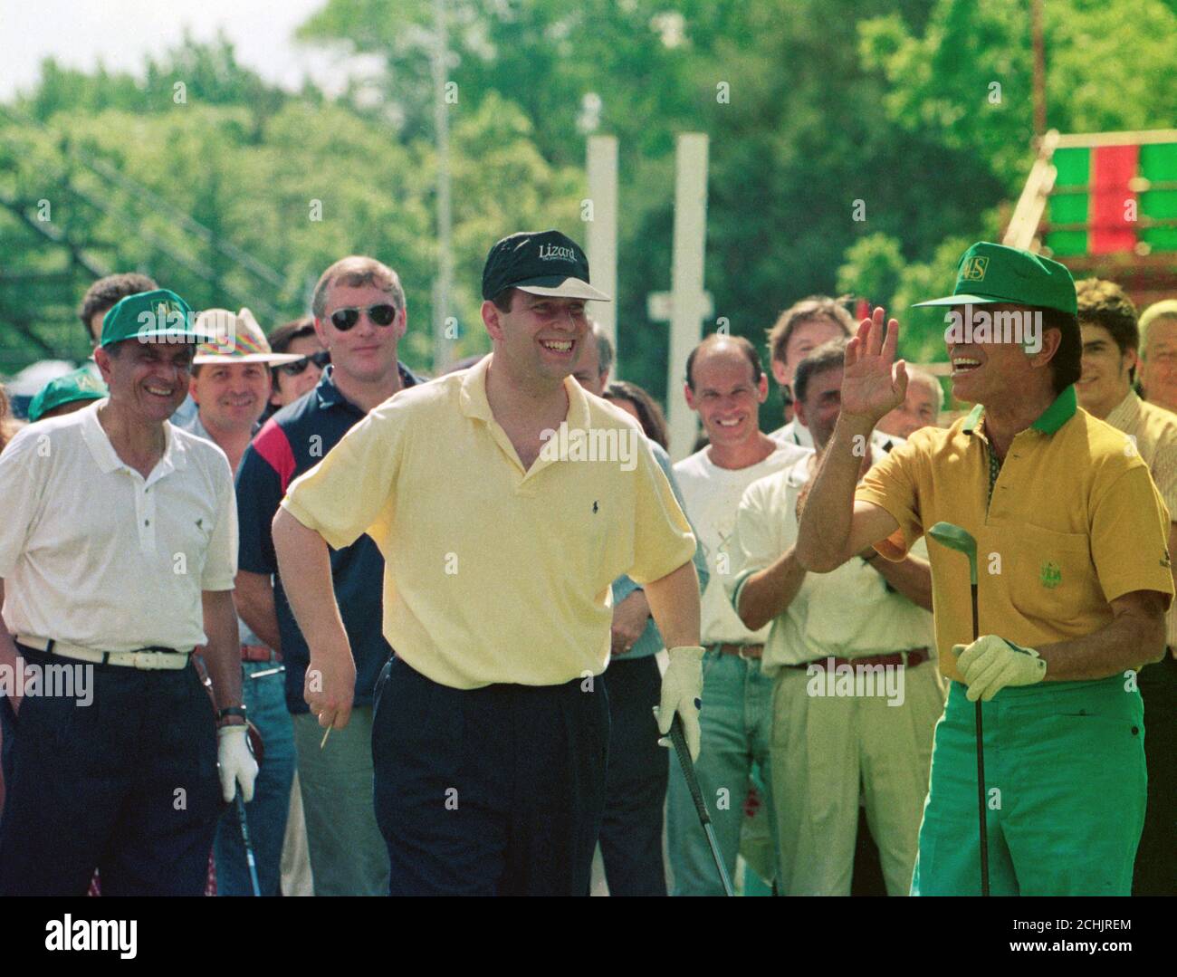 Le duc d'York de Grande-Bretagne plaisante avec le président argentin Carlos Menem sur le premier tee d'un terrain de golf près de Buenos Aires. Le Prince Andrew (l) est arrivé au pays plus tôt dans la journée pour faire la première visite officielle d'un membre de la famille royale depuis la guerre des Malouines en 1982. Banque D'Images