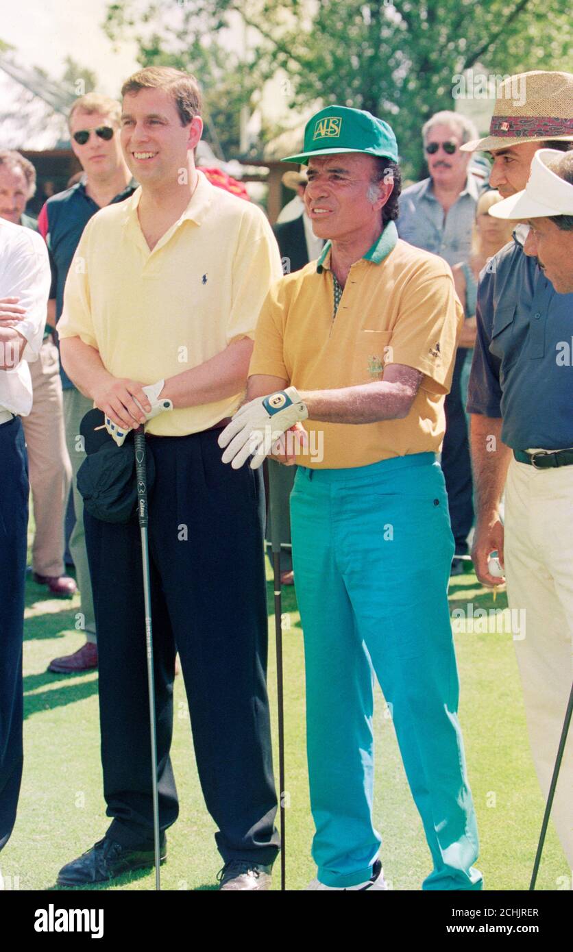 Le duc d'York de Grande-Bretagne se tient avec le président argentin Carlos Menem sur le premier tee d'un terrain de golf près de Buenos Aires. Le Prince Andrew (l) est arrivé au pays plus tôt dans la journée pour faire la première visite officielle d'un membre de la famille royale depuis la guerre des Malouines en 1982. Banque D'Images