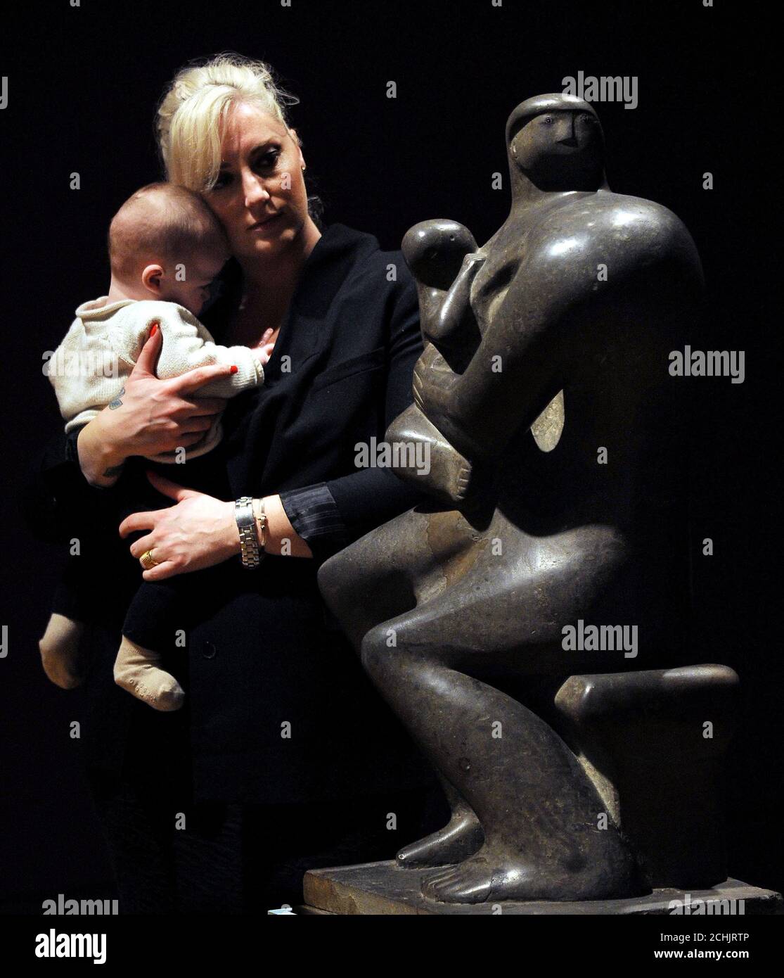 Lucy Rock et son fils Tommy avec 'Mother and Child' 1932, par Henry Moore, à la Tate Britain, lors d'un aperçu d'une grande exposition d'œuvres du regretté sculpteur britannique. L'exposition s'ouvre au public le 24 février. Banque D'Images