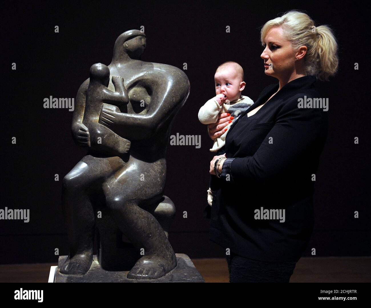 Lucy Rock et son fils Tommy avec 'Mother and Child' 1932, par Henry Moore, à la Tate Britain, lors d'un aperçu d'une grande exposition d'œuvres du regretté sculpteur britannique. L'exposition s'ouvre au public le 24 février. Banque D'Images