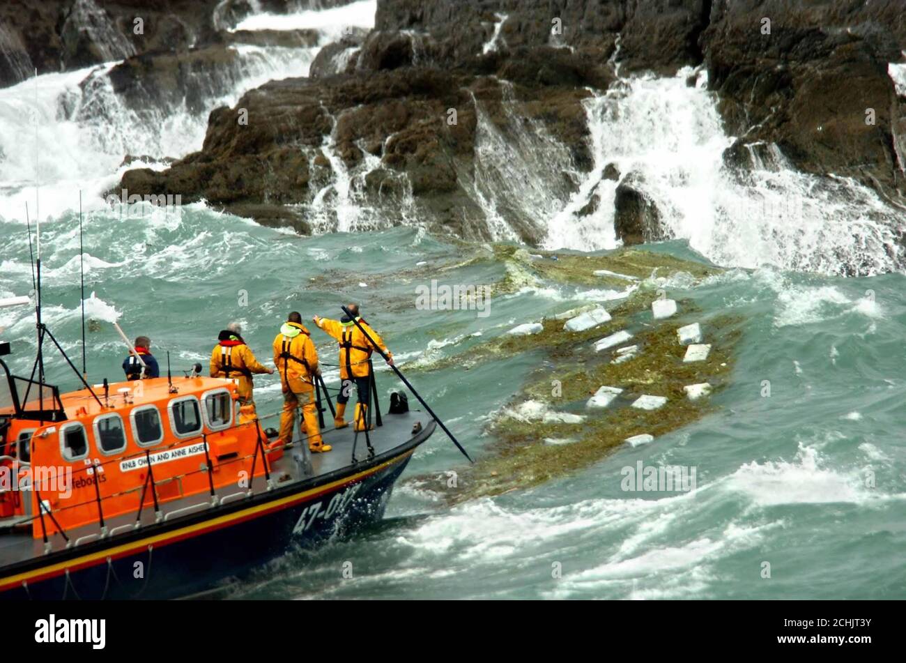 Un équipage de Life Boat se rend sur les lieux après que le bateau gonflable à coque rigide (Rib) utilisé dans un «enjeux élevés» 200 millions de cocaïnomanes ont coulé. Banque D'Images