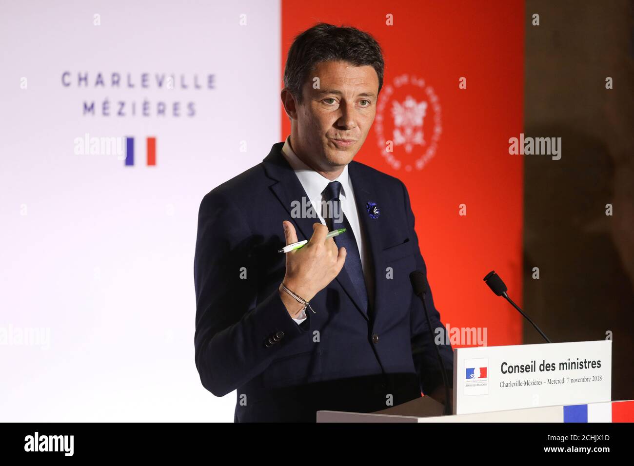 Le porte-parole du gouvernement français, Benjamin Griveaux, s'adresse aux  médias à la suite de la réunion du cabinet à la préfecture des Ardennes, à  Charleville-Mézières, en France, le 7 novembre 2018. Ludovic