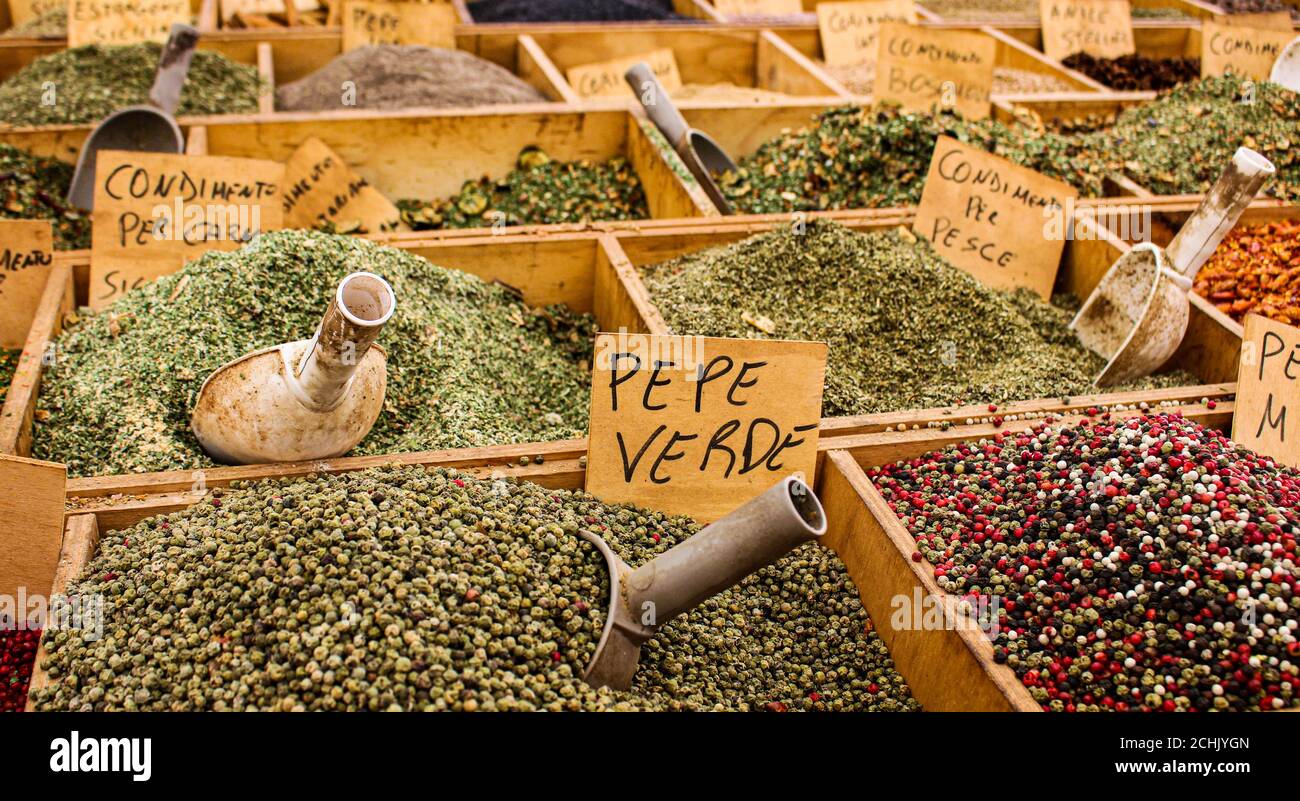 Différentes épices sont exposées sur le marché agricole Banque D'Images