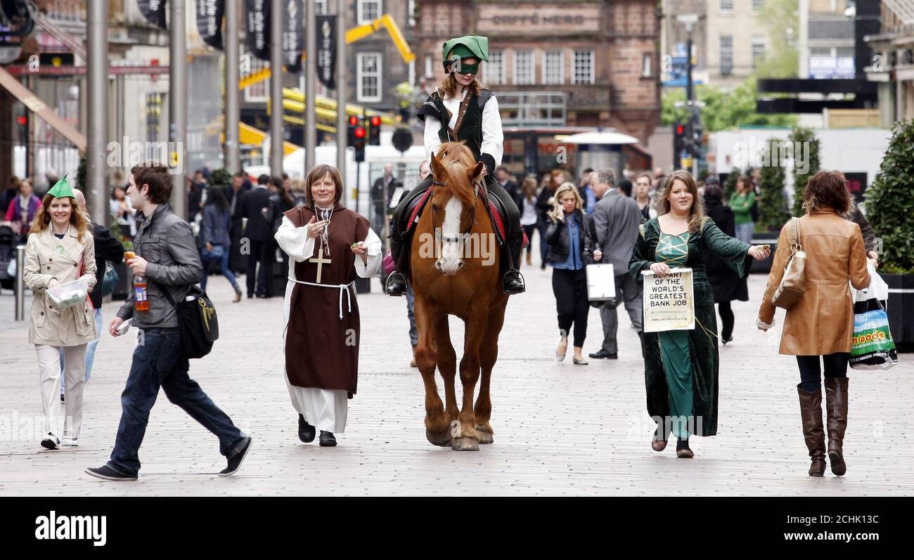 Sara Cowan Reynolds, une militante anti-pauvreté d'Oxfam, vêtue de Robin des Bois, qui descend Buchanan Street à Glasgow en compagnie de Kristin Reynolds, habillée sous le nom de Maid Marion, pour appeler les gouvernements du G20 à souscrire à la taxe Robin des Bois. Banque D'Images