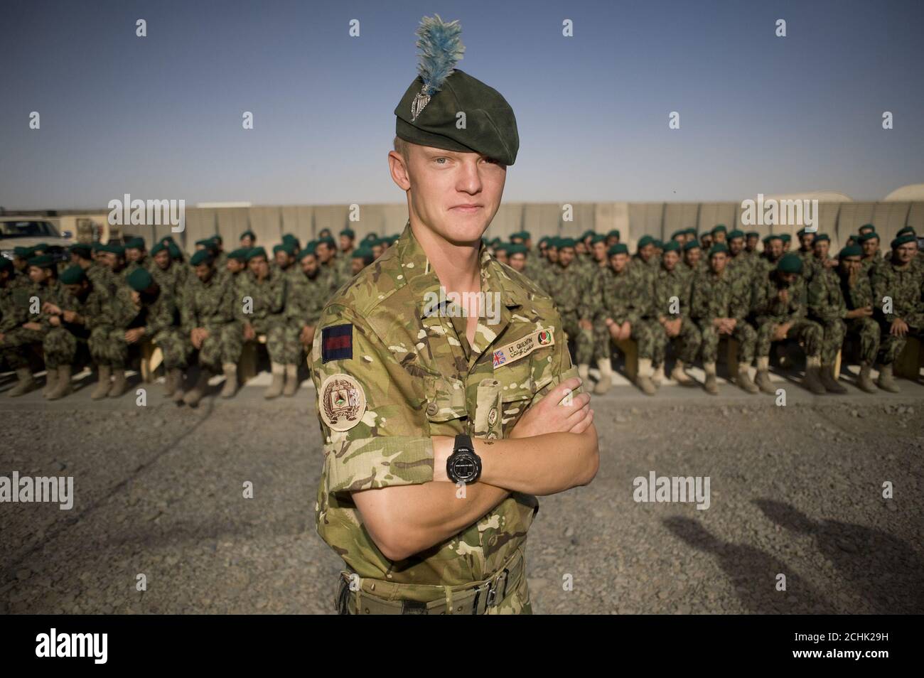 Le lieutenant Pete Quentin, 27 ans, au service du London Regiment, un officier de liaison travaillant entre le corps des Marines des États-Unis, l'Armée britannique et l'Armée nationale afghane (ANA) au cours de leur processus d'entraînement se tient devant les soldats de l'ANA avant la cérémonie de remise des diplômes au Camp Leatherneck, À côté de la base britannique, Camp Bastion dans la province de Helmand, en Afghanistan. APPUYEZ SUR ASSOCIATION photo. Date de publication : jeudi 17 juin 2010. Le camp Leatherneck est la base de 1 Marine Expeditionary Force, le corps des Marines des États-Unis, qui dirige la formation des soldats de l'ANA. Crédit photo devrait se lire: Sergent Banque D'Images