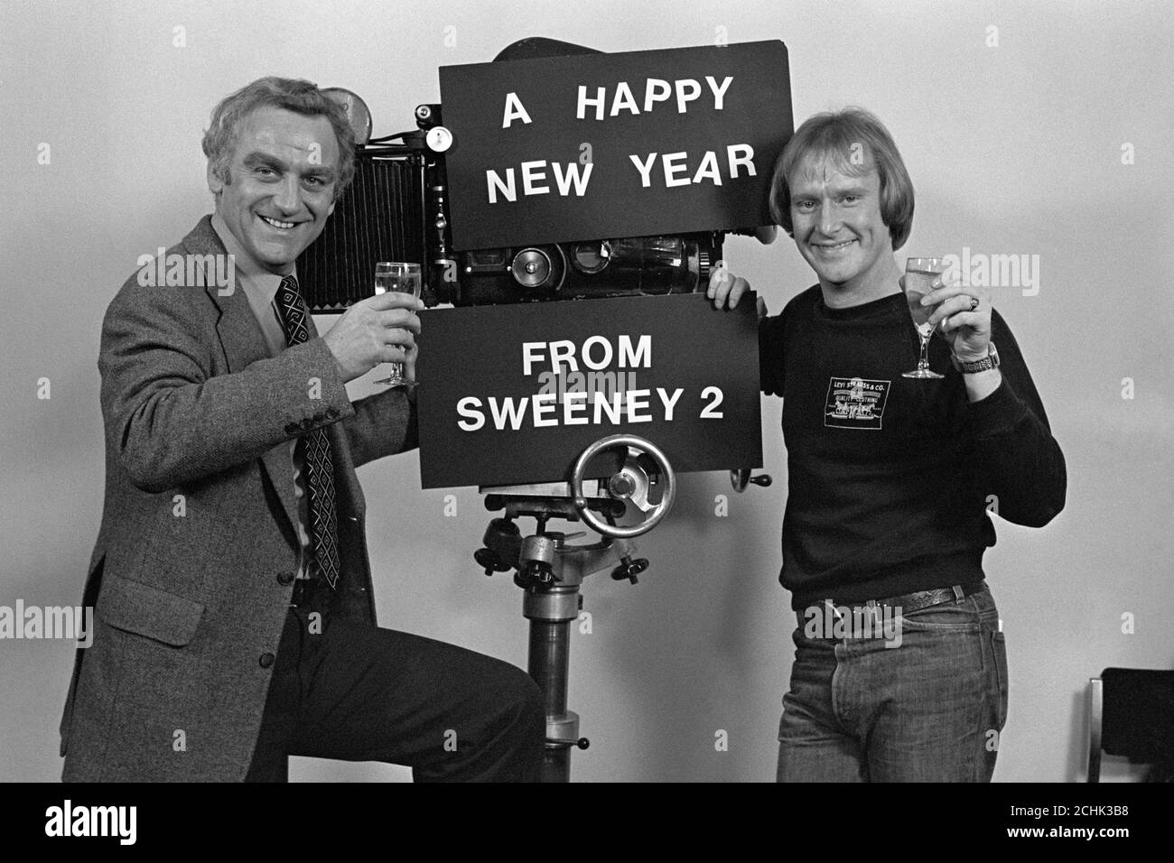 Un toast saisissant de la part des célèbres flics de la télévision, l'inspecteur détective Jack Regan et son fidèle sergeant carter, de l'ensemble de leur nouveau film, 'Sweet 2', qu'ils viennent de terminer au cours des derniers jours de 1977. Pour les acteurs John Unce (à gauche) et Dennis Waterman, c'est une double cause pour célébrer et pour 1978 heureux. Banque D'Images Un toast saisissant de la part des célèbres flics de la télévision, l'inspecteur détective Jack Regan et son fidèle sergeant carter, de l'ensemble de leur nouveau film, 'Sweet 2', qu'ils viennent de terminer au cours des derniers jours de 1977. Pour les acteurs John Unce (à gauche) et Dennis Waterman, c'est une double cause pour célébrer et pour 1978 heureux. Banque D'Images