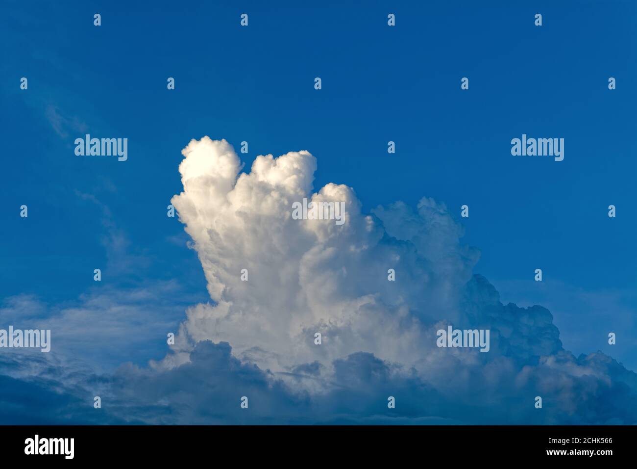 Formation de nuages de cumulus sombres sur un fond bleu très foncé Banque D'Images