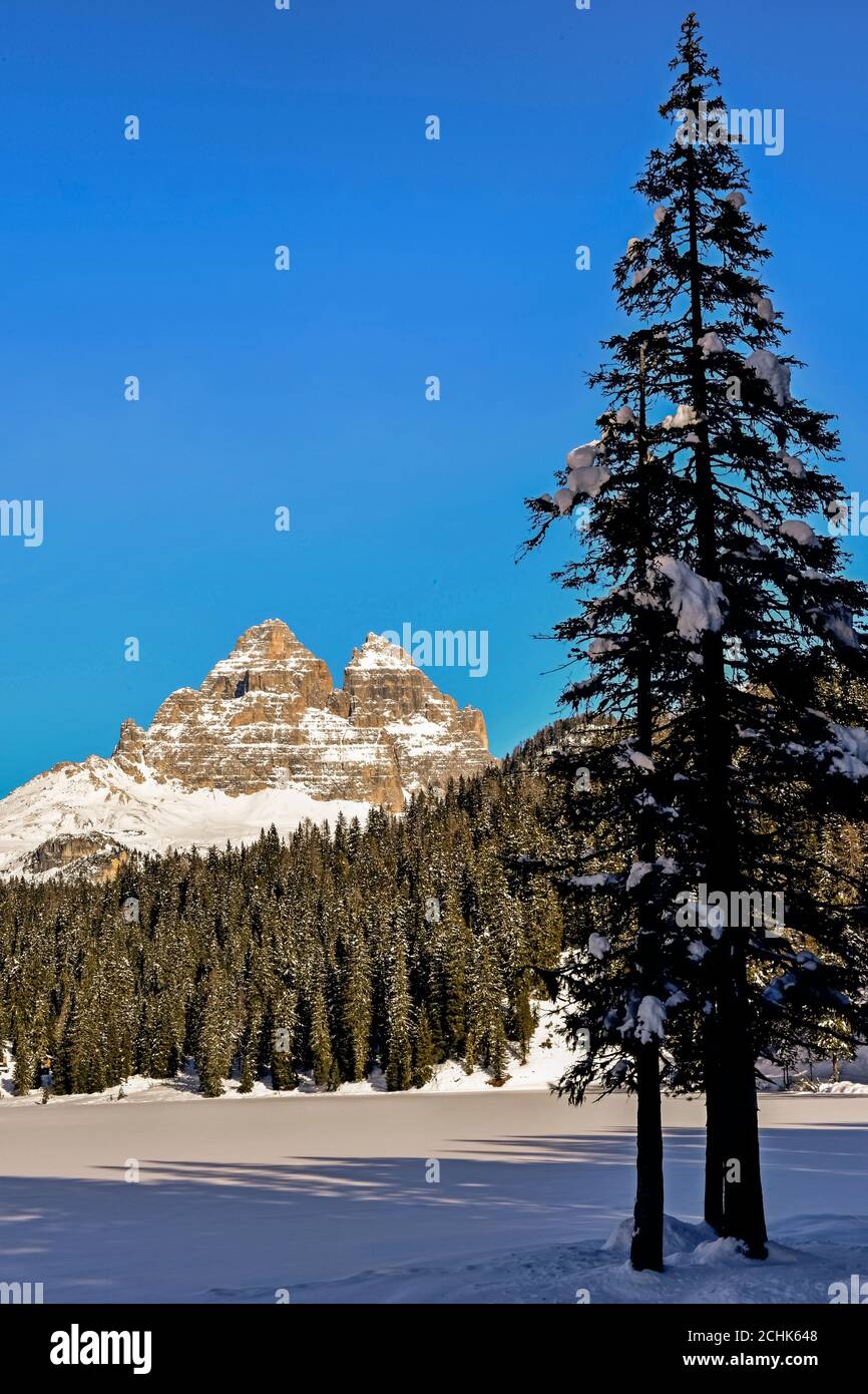 Italie Veneto Dolomiti Bellunesi Misurina lac glacé et Tre cime di lavaredo Banque D'Images